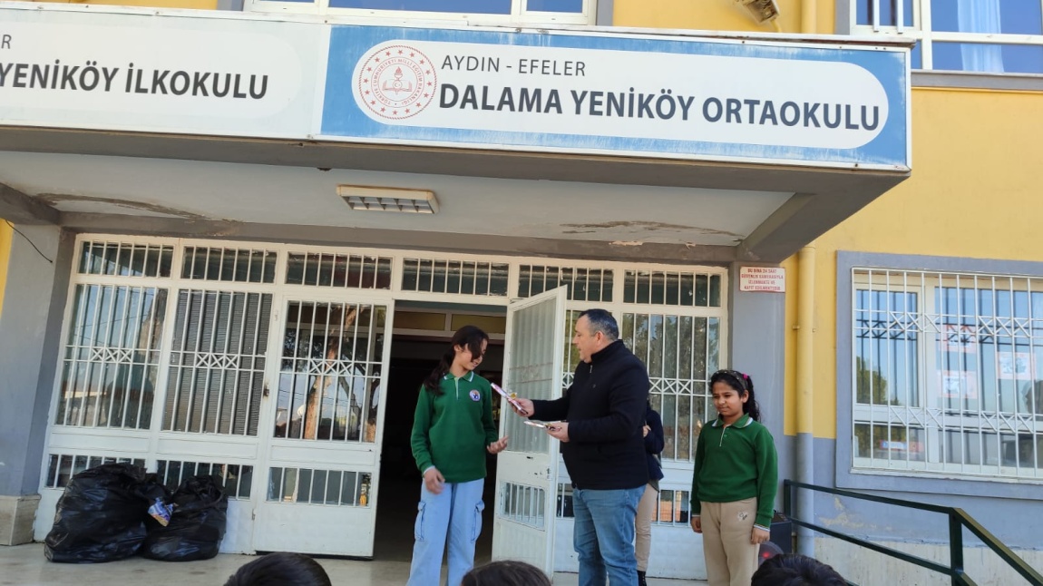 Okulumuzu İstiklal Marşı Okuma Yarışmasında Temsil Eden Öğrencilerimize Ödülleri Kendilerini Takdim Edildi.